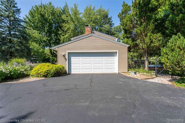 3560 Beach Road, Troy, MI 48084
