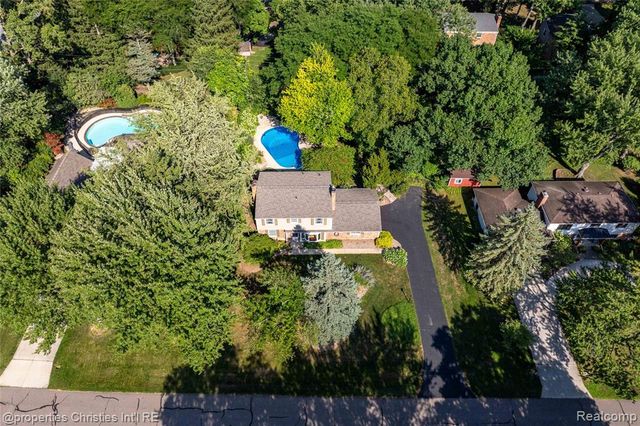 3560 Beach Road, Troy, MI 48084