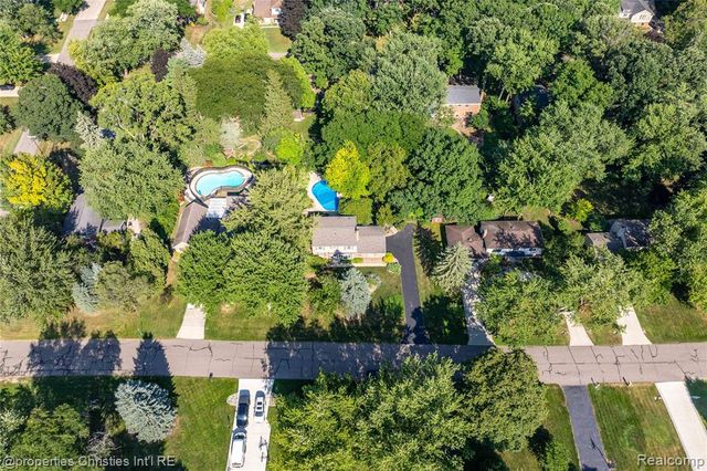 3560 Beach Road, Troy, MI 48084