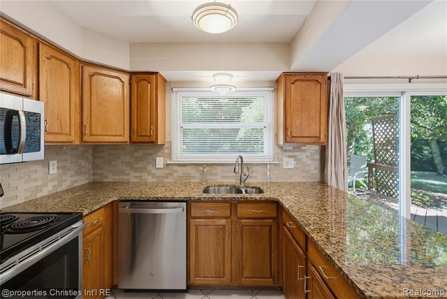 3560 Beach Road, Troy, MI 48084