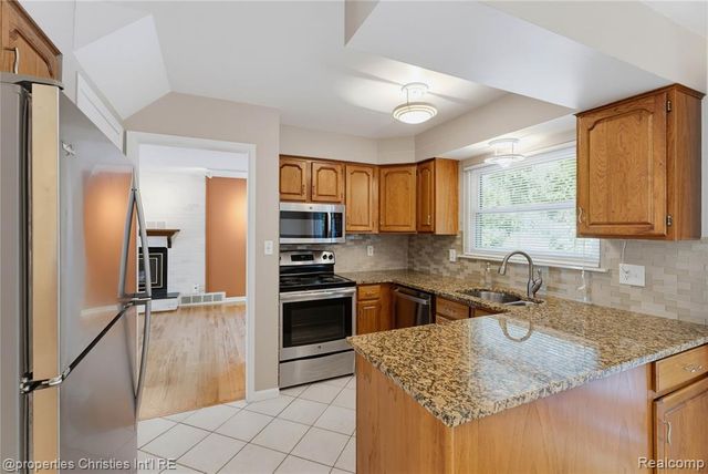 3560 Beach Road, Troy, MI 48084