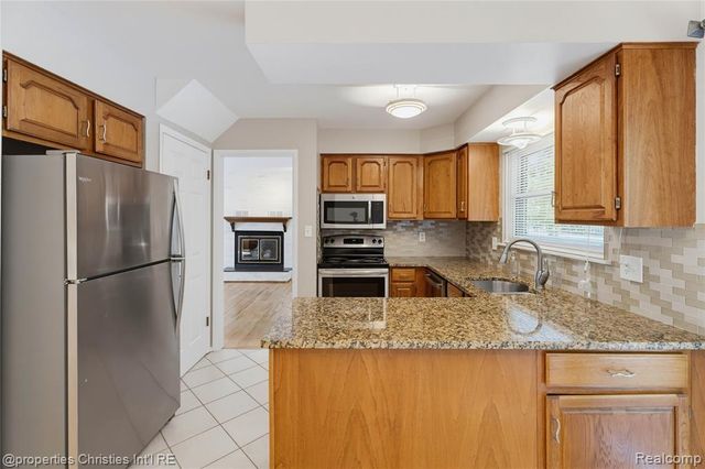 3560 Beach Road, Troy, MI 48084