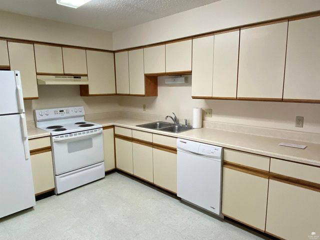 2501 CandleCrest Circle, Manhattan, KS 66503