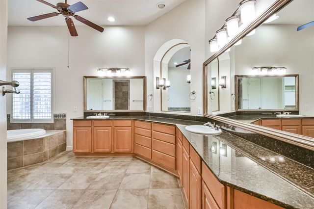2 Sagestone, Conroe, TX 77304