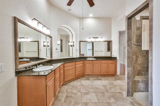 2 Sagestone, Conroe, TX 77304