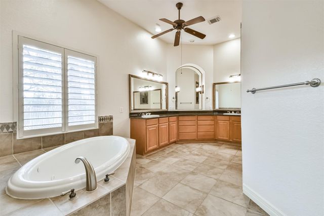 2 Sagestone, Conroe, TX 77304