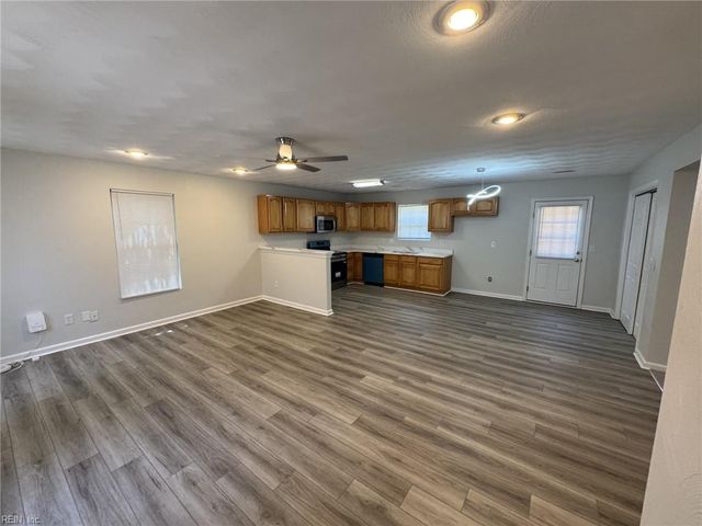8217 Simons DR, Norfolk, VA 23505