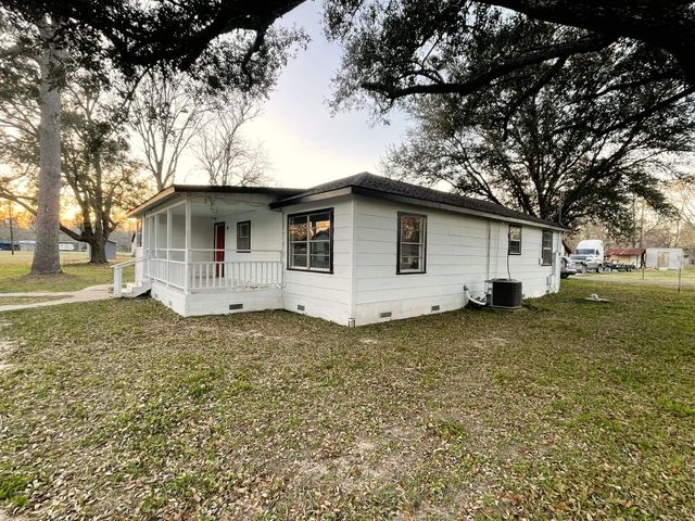 104 County Road 2401, Hull, TX 77564