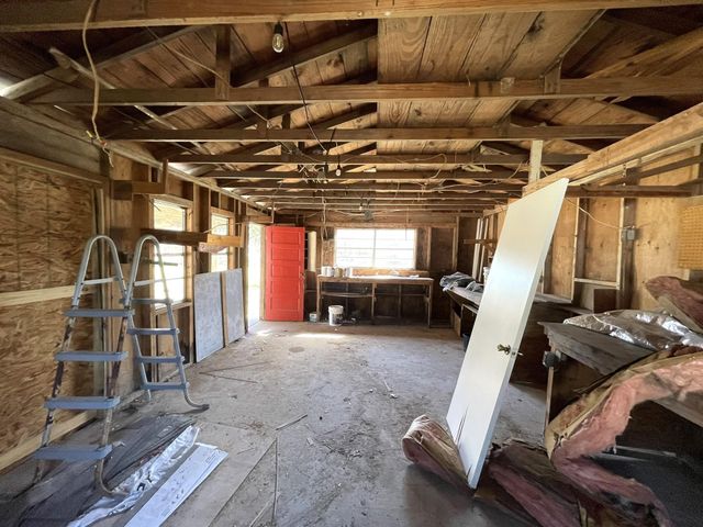 104 County Road 2401, Hull, TX 77564