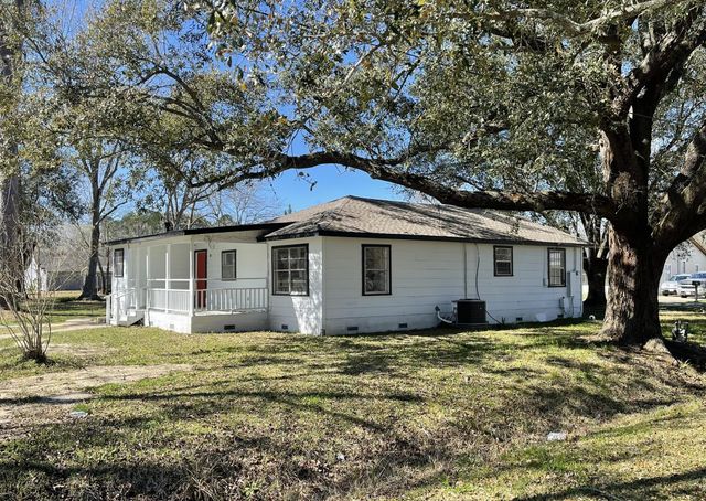 104 County Road 2401, Hull, TX 77564