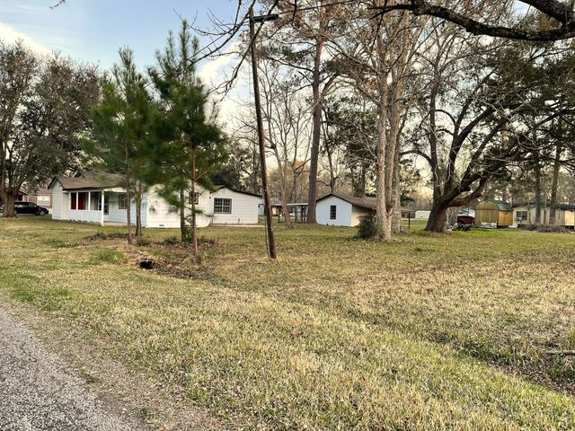 104 County Road 2401, Hull, TX 77564