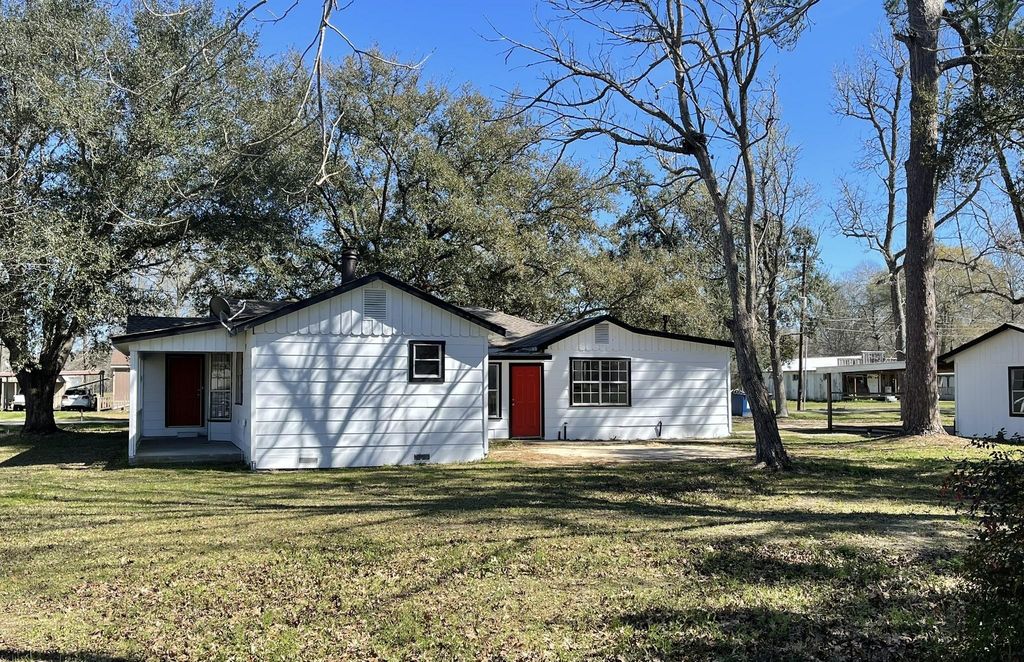 104 County Road 2401, Hull, TX 77564