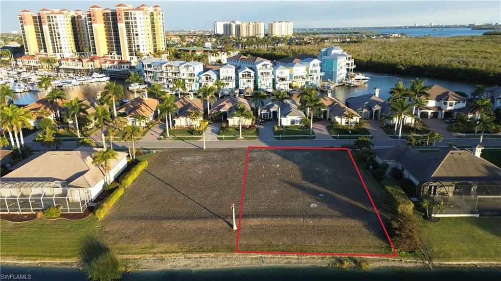 Image 5 of property listing at 5808 Harbour CIR, Cape Coral, FL 33914