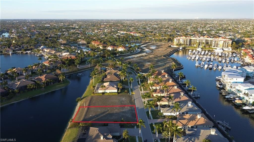 Image 6 of property listing at 5808 Harbour CIR, Cape Coral, FL 33914