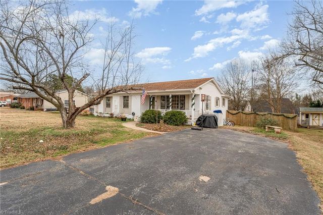 713 Lake Drive, Kernersville, NC 27284