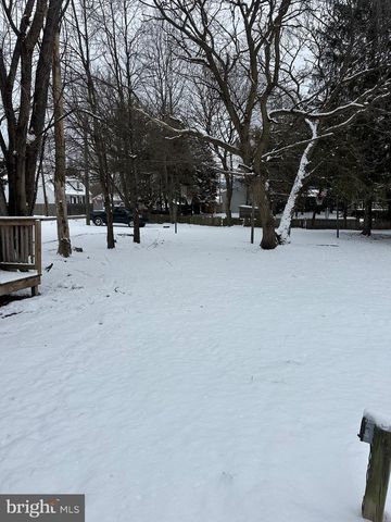 142 BROAD ST, Milroy, PA 17063