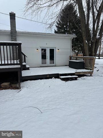 142 BROAD ST, Milroy, PA 17063