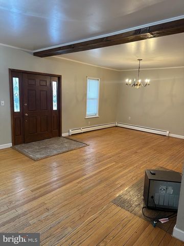 142 BROAD ST, Milroy, PA 17063