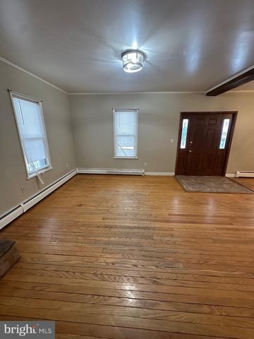 142 BROAD ST, Milroy, PA 17063