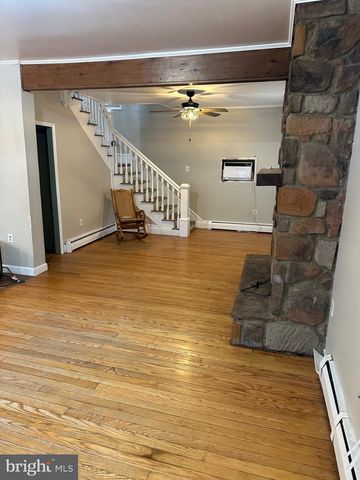 142 BROAD ST, Milroy, PA 17063