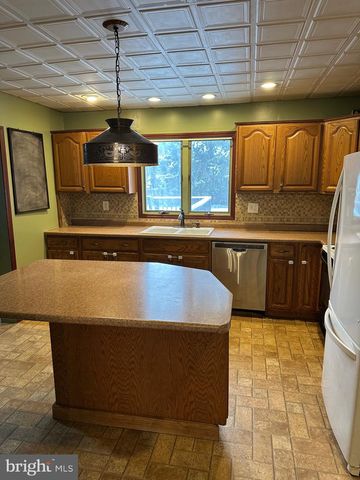 142 BROAD ST, Milroy, PA 17063