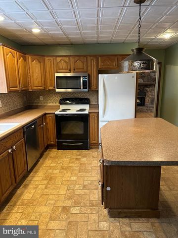 142 BROAD ST, Milroy, PA 17063