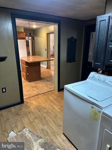 142 BROAD ST, Milroy, PA 17063