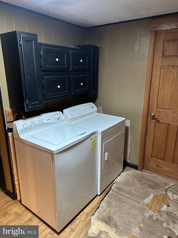 142 BROAD ST, Milroy, PA 17063