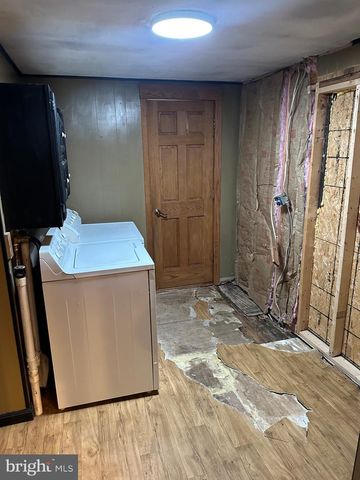 142 BROAD ST, Milroy, PA 17063