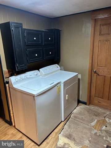 142 BROAD ST, Milroy, PA 17063