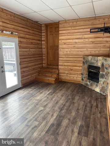 142 BROAD ST, Milroy, PA 17063