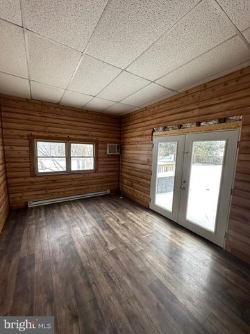 142 BROAD ST, Milroy, PA 17063