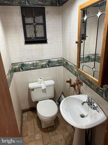 142 BROAD ST, Milroy, PA 17063