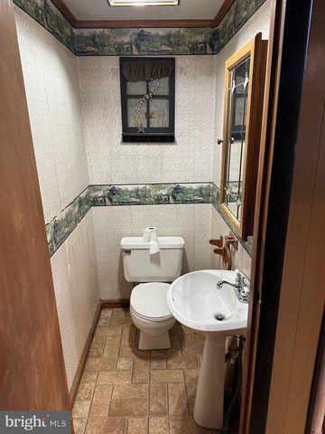 142 BROAD ST, Milroy, PA 17063