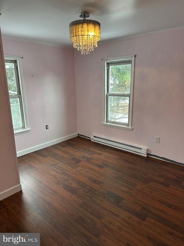 142 BROAD ST, Milroy, PA 17063