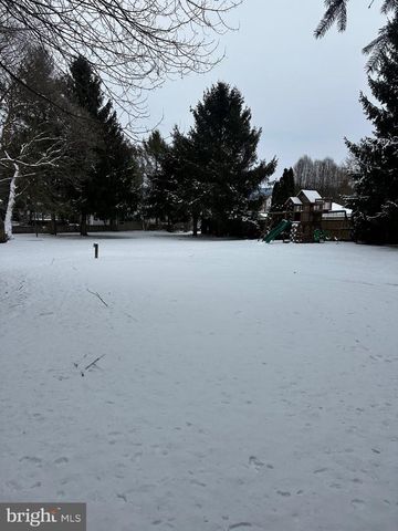 142 BROAD ST, Milroy, PA 17063