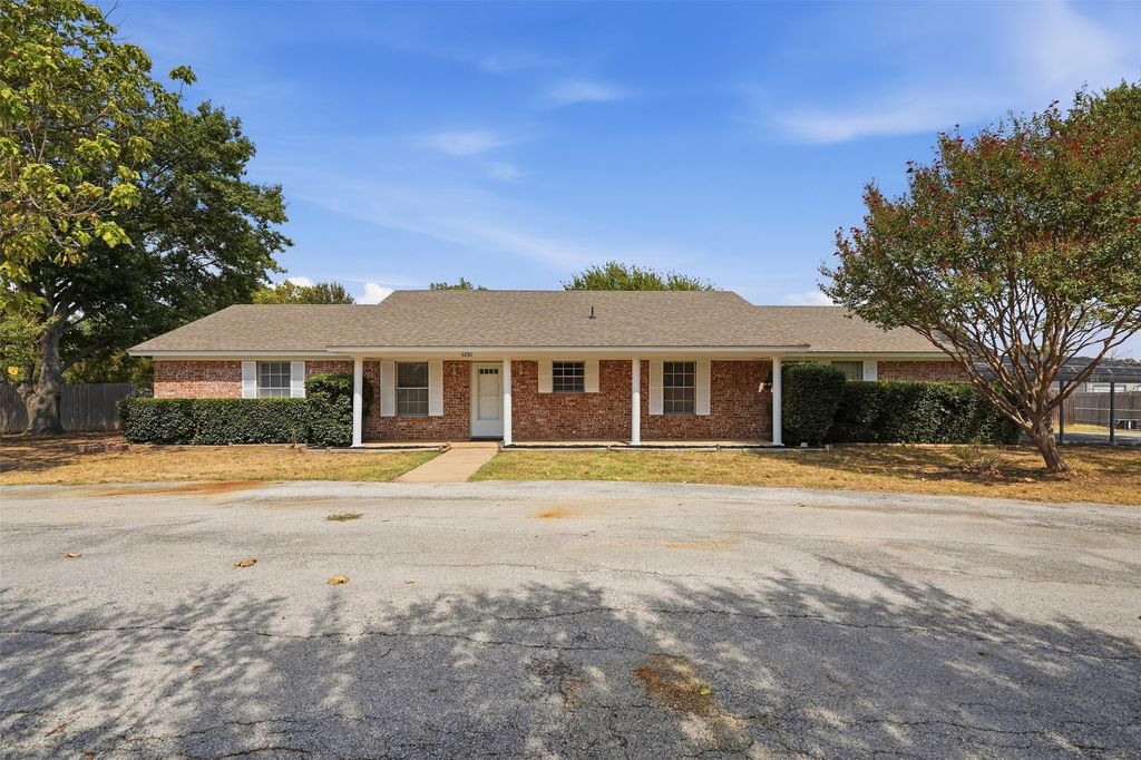 6880 Sandy Beach Road, Azle, TX 76020 — exterior