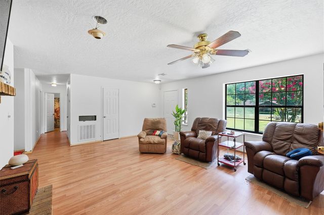 39 Wood Lodge Drive, Huntsville, TX 77320