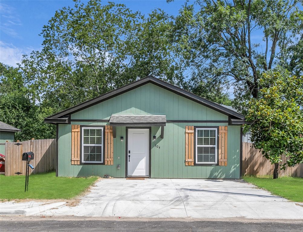 308 S 3rd, Bonham, TX 75418