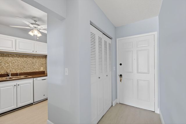 1432 S Lakeside Drive 4, Lake Worth Beach, FL 33460