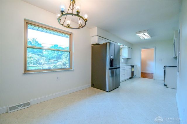 152 Cheltenham Drive, Centerville, OH 45459