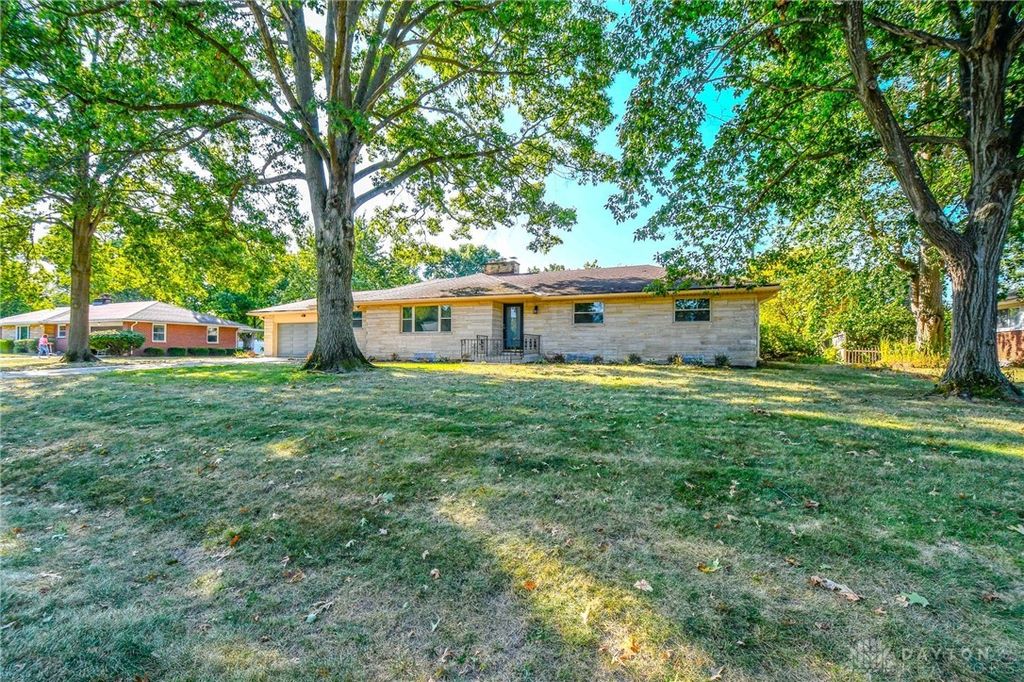 152 Cheltenham Drive, Centerville, OH 45459