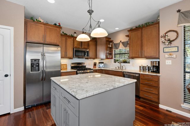 1615 S Goat Ridge, Pipe Creek, TX 78063