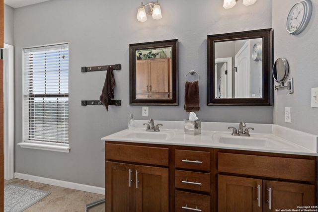 1615 S Goat Ridge, Pipe Creek, TX 78063