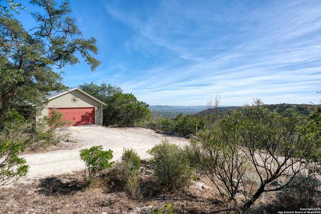 1615 S Goat Ridge, Pipe Creek, TX 78063
