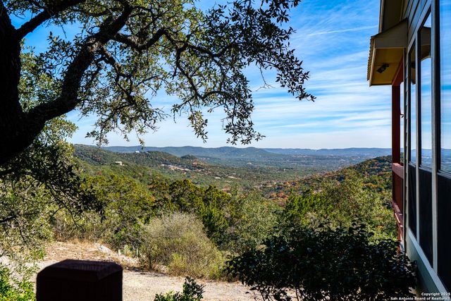 1615 S Goat Ridge, Pipe Creek, TX 78063