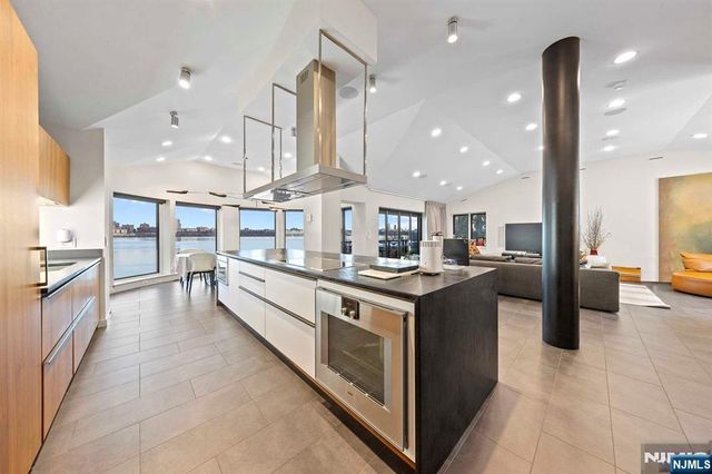 11 Palisade Plaza, Edgewater, NJ 07020