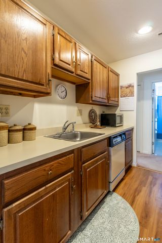 9 Newberry Lane 9, Glastonbury, CT 06033
