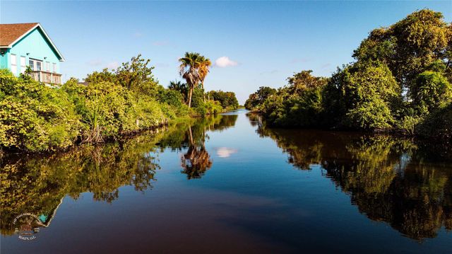 1013 Canal E, Port Bolivar, TX 77650