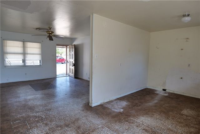 1315 W Goodnight Ave, Aransas Pass, TX 78336